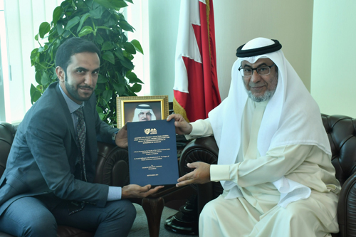 استلم نسخة من رسالة الماجستير وزير شؤون مجلسي الشورى والنواب يستقبل الباحث سلمان الحوطي