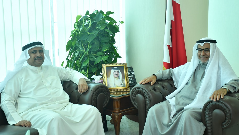 وزير شؤون مجلسي الشورى والنواب يستقبل النائب عادل العسومي