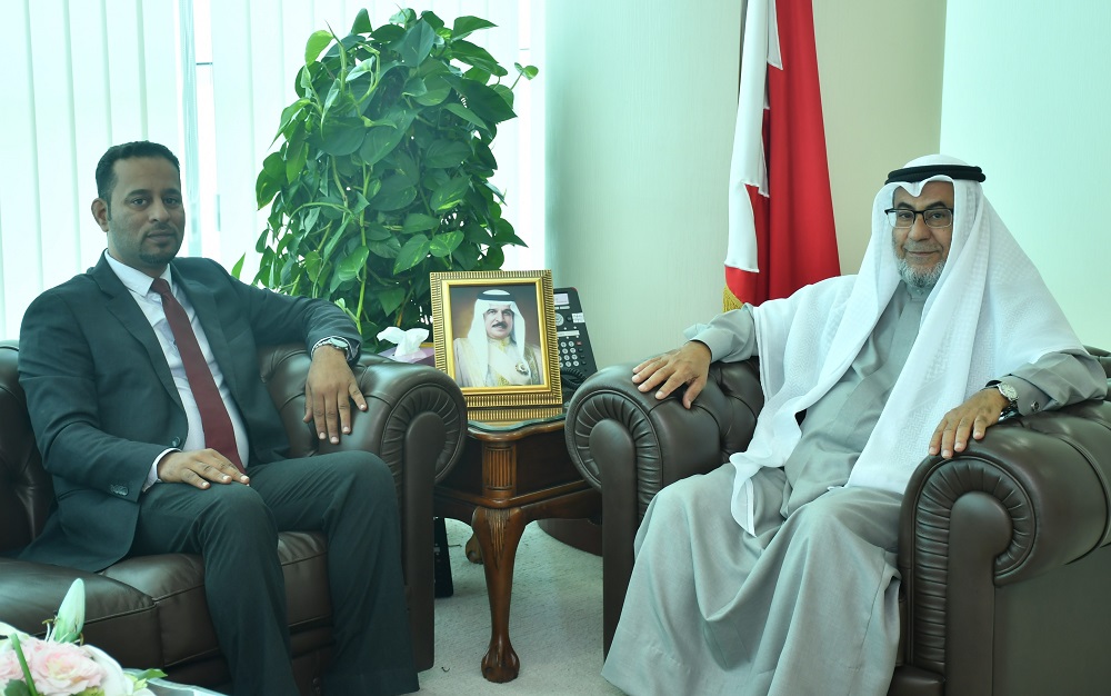 وزير شؤون مجلسي الشورى والنواب يستقبل النائب محمود مكي البحراني