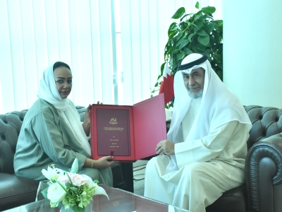 وزير شؤون مجلسي الشورى والنواب يستقبل الباحثة فاطمة القلاف