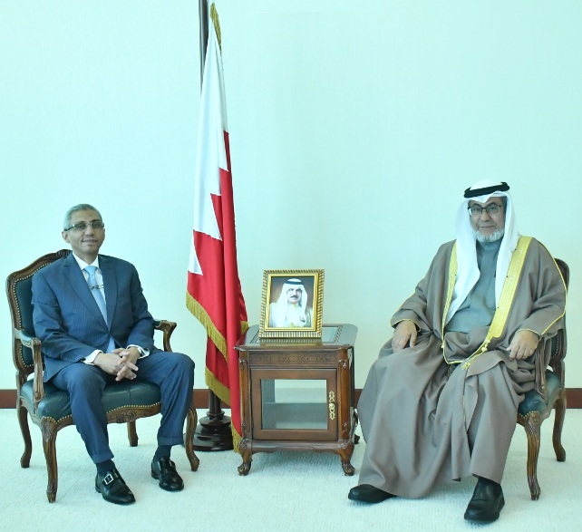 مشيدًا بجهود قيادة البلدين في تعزيز العلاقات الأخوية وزير شؤون مجلسي الشورى والنواب يستقبل السفير المصري