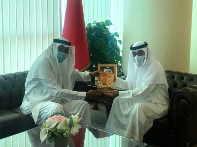 سعادة وزير شؤون مجلسي الشورى والنواب يستقبل الكاتب إبراهيم الدوسري