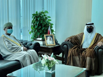وزير شؤون مجلسي الشورى والنواب يودع السفير العماني
