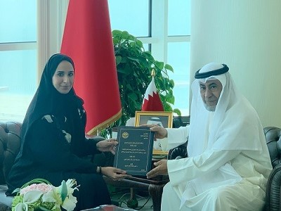 وزير شؤون مجلسي الشورى والنواب يستقبل الباحثة هيا الكعبي