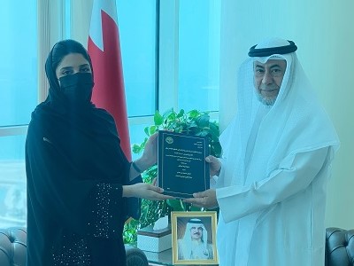 وزير شؤون مجلسي الشورى والنواب يستقبل الباحثة شريفة فؤاد