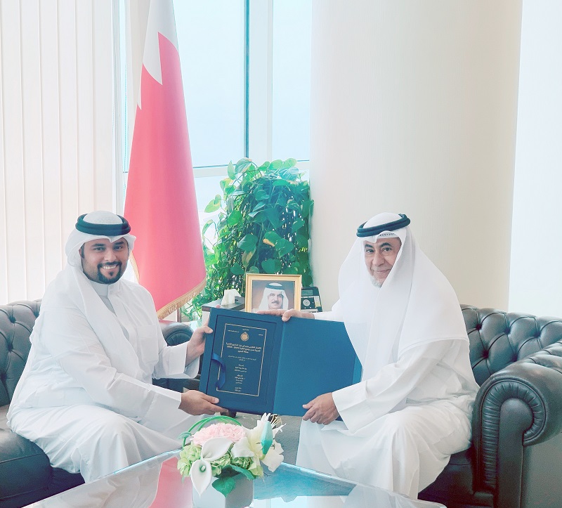 وزير شؤون مجلسي الشورى والنواب يستقبل الباحث وليد الشيخ