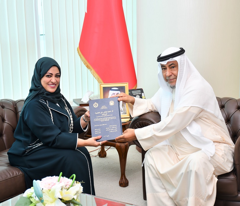 وزير شؤون مجلسي الشورى والنواب يستقبل الباحثة جيهان المرزوقي