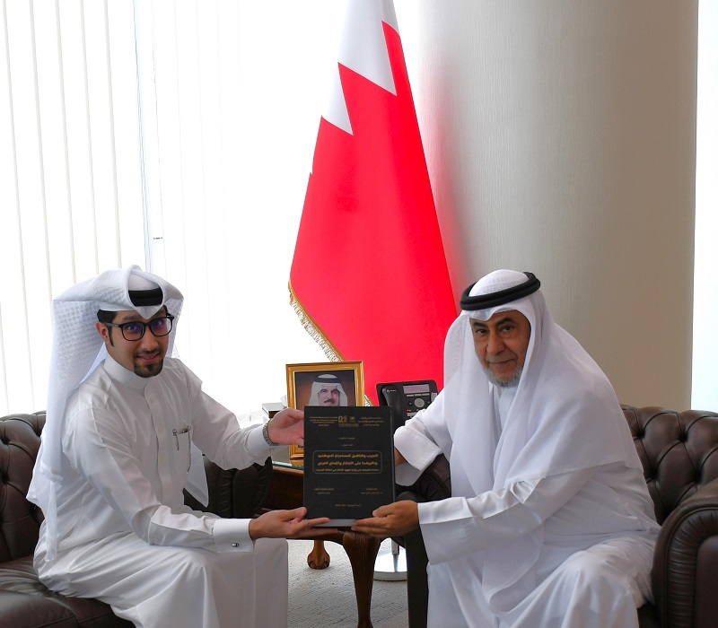 وزير شؤون مجلسي الشورى والنواب يستقبل الدكتور عبد الله حاجي بمناسبة حصوله على درجة الدكتوراه