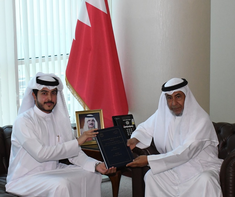 وزير شؤون مجلسي الشورى والنواب يستقبل الباحث نايف المالكي بمناسبة حصوله على درجة الماجستير